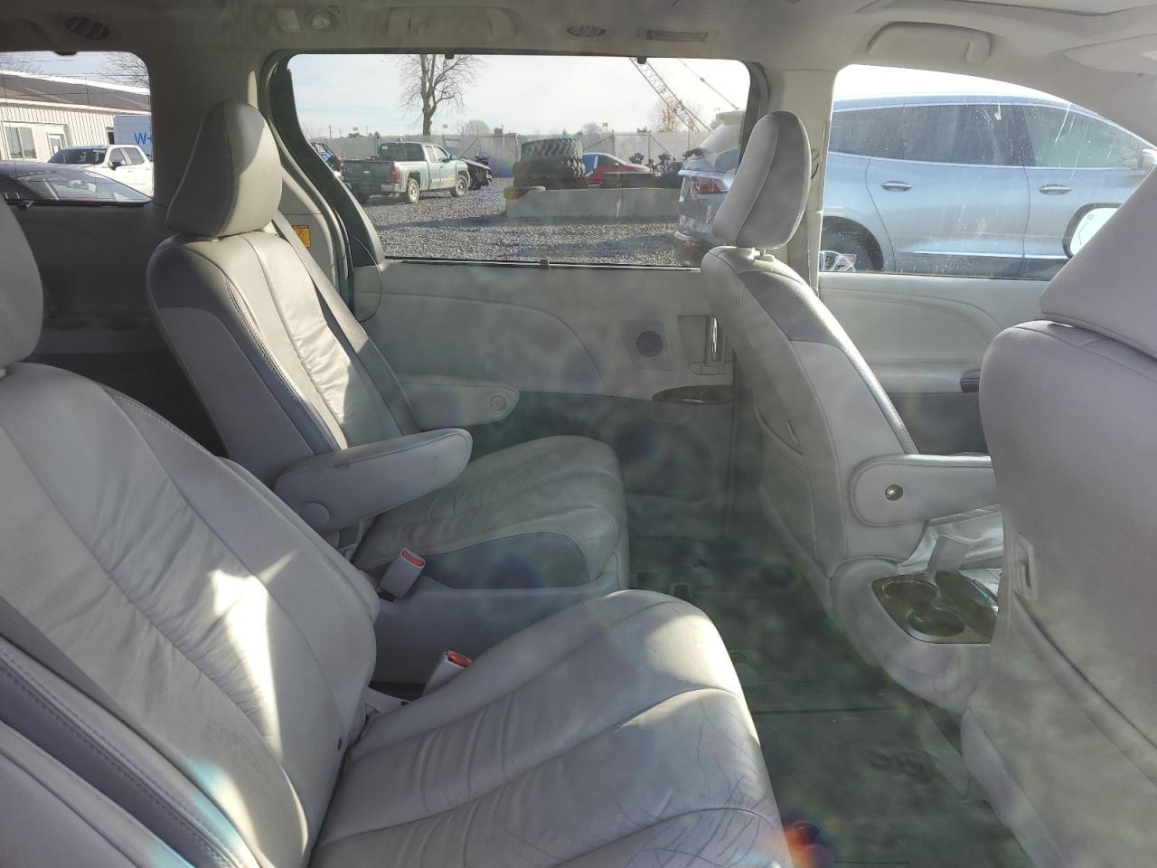 2011 TOYOTA SIENNA