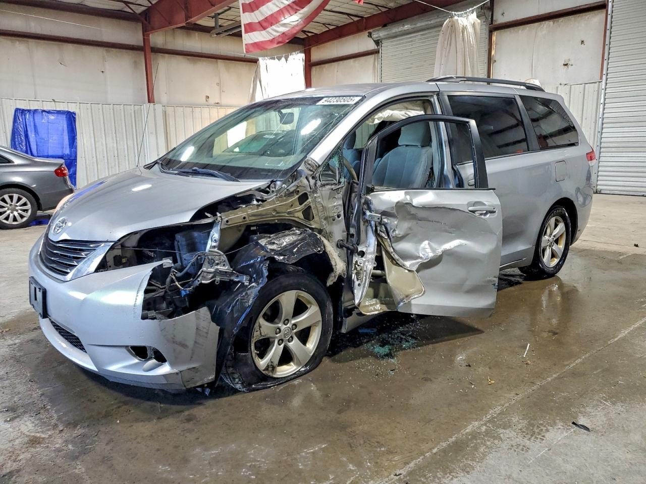2014 TOYOTA SIENNA