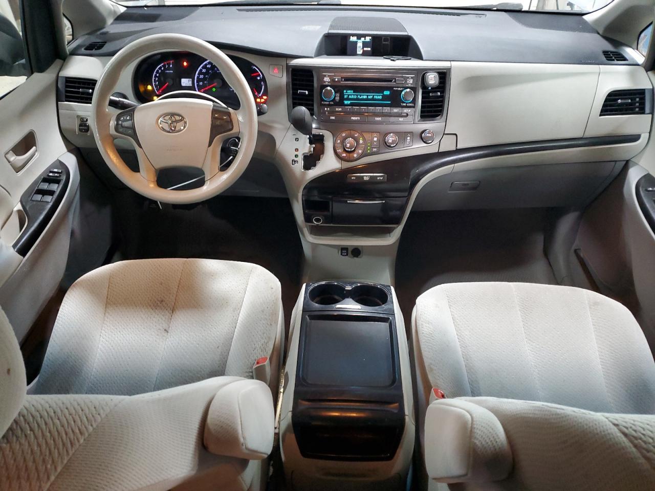 2011 TOYOTA SIENNA