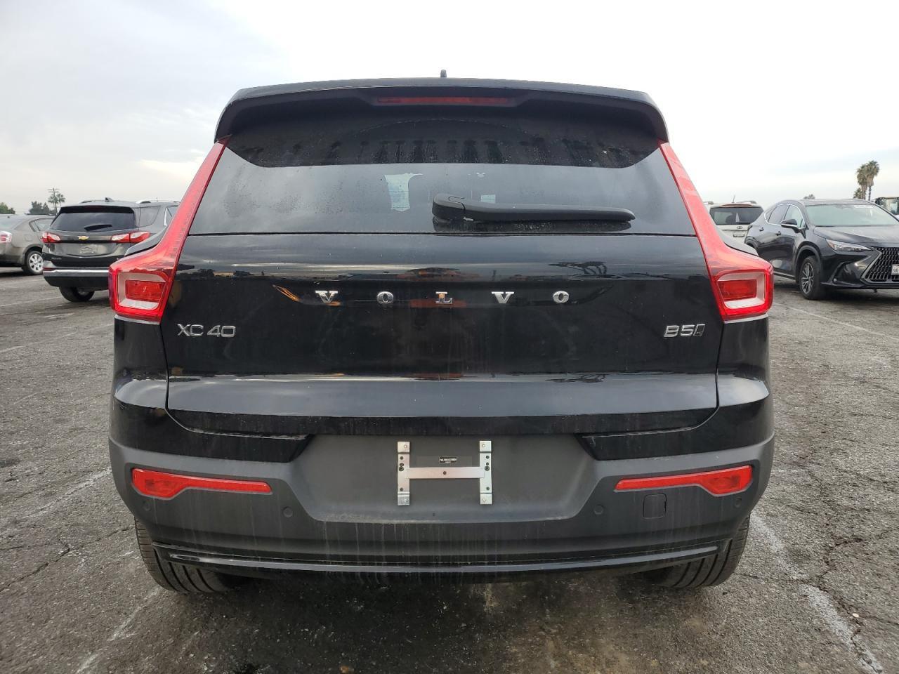 2025 VOLVO XC40