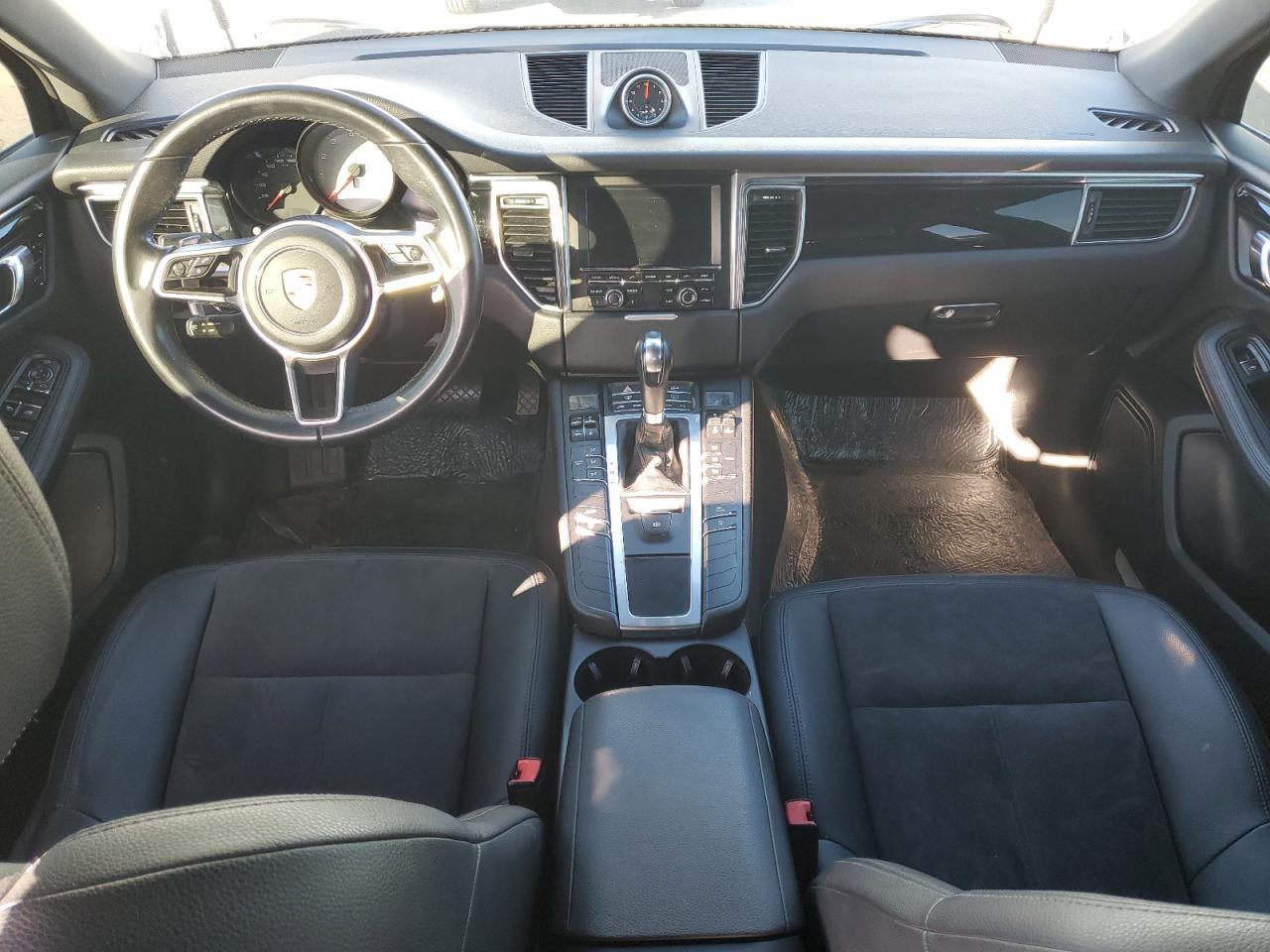 2016 PORSCHE Macan