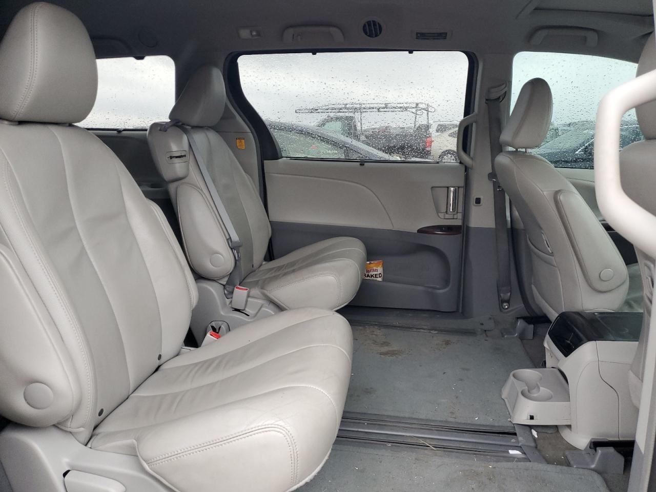 2013 TOYOTA SIENNA