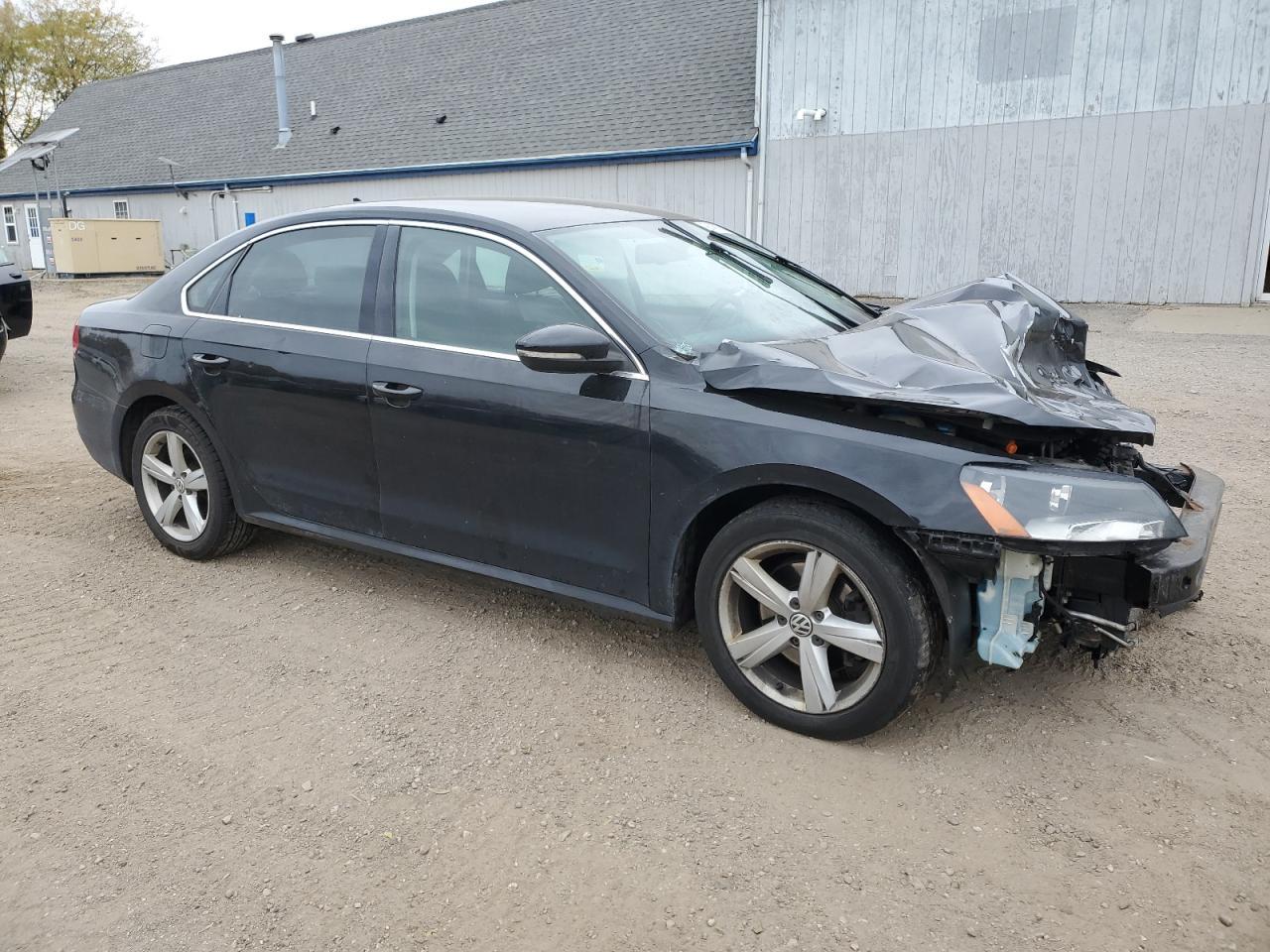 2012 VOLKSWAGEN Passat
