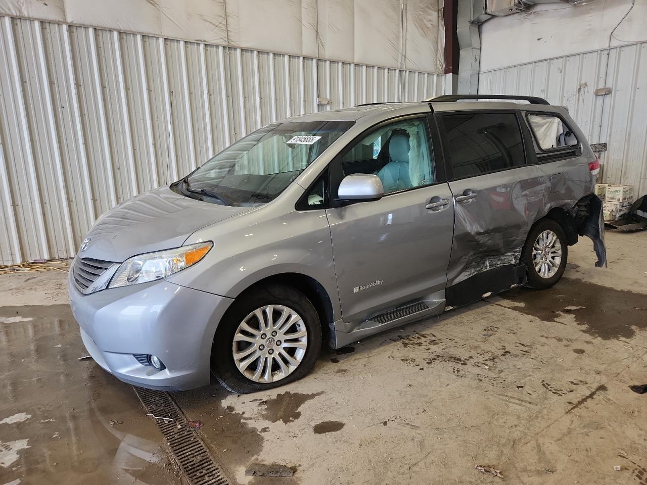 2013 TOYOTA SIENNA