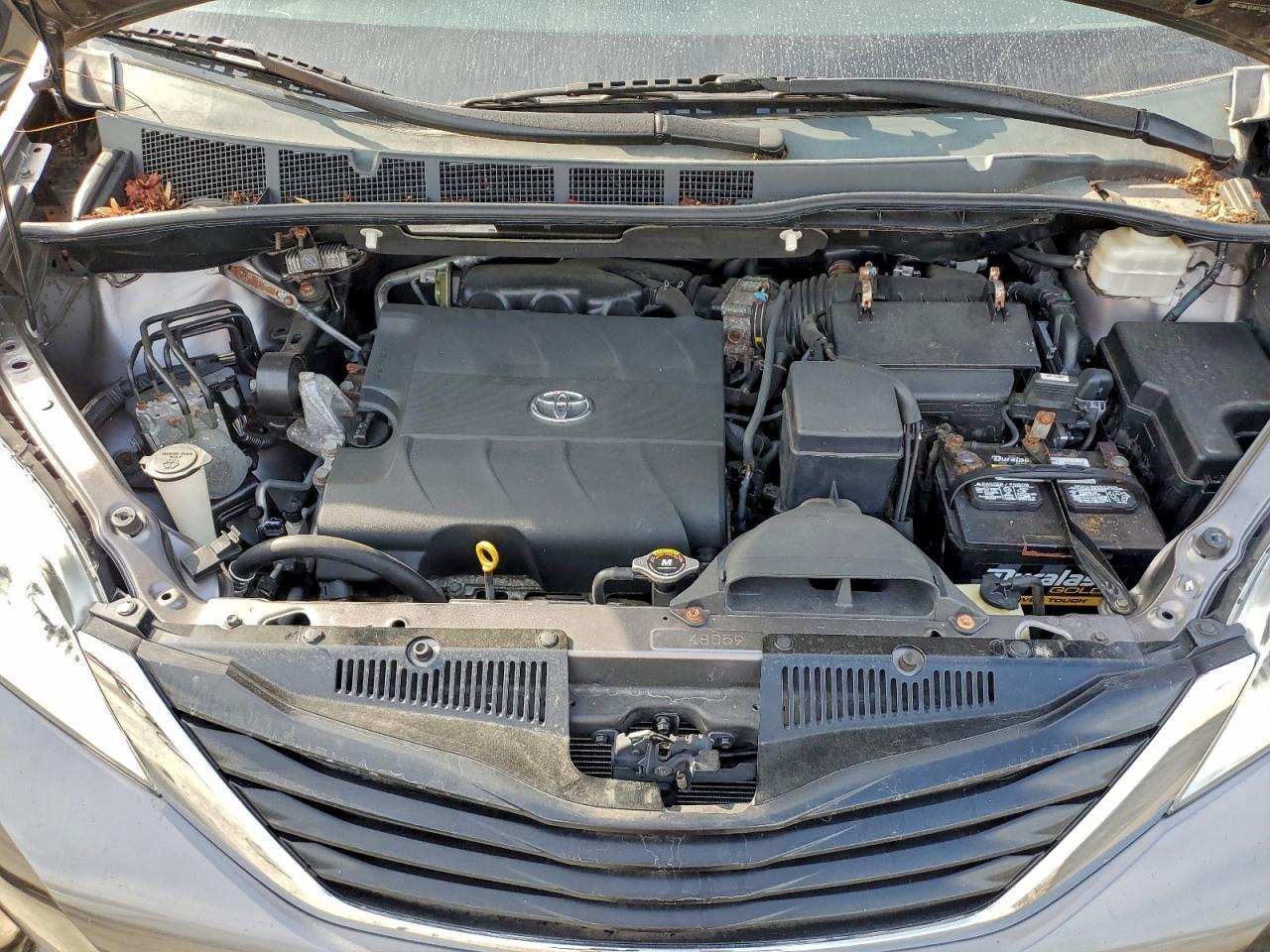 2011 TOYOTA SIENNA