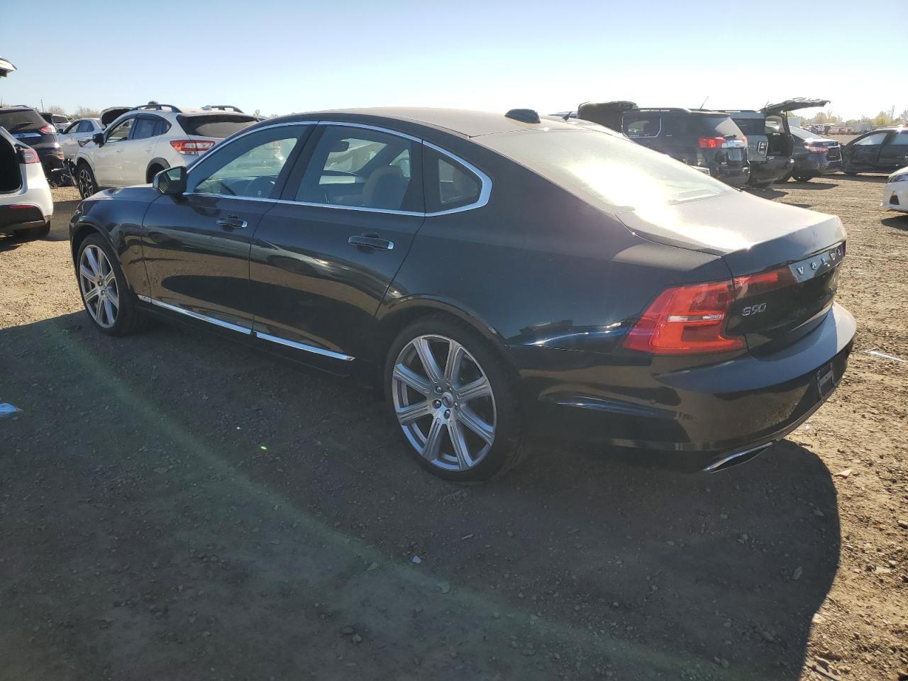 2017 VOLVO S90