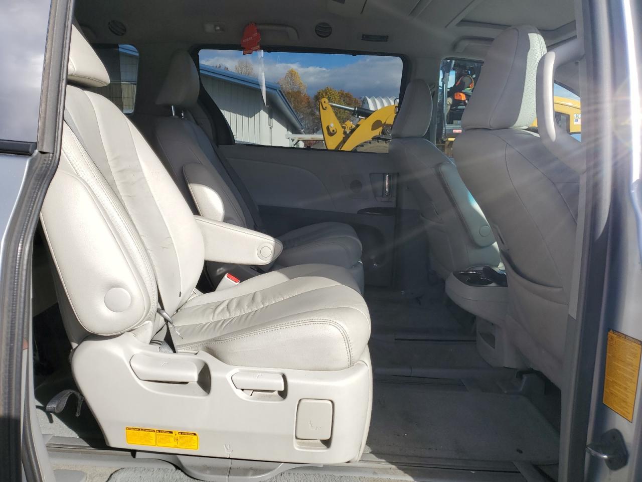 2012 TOYOTA SIENNA