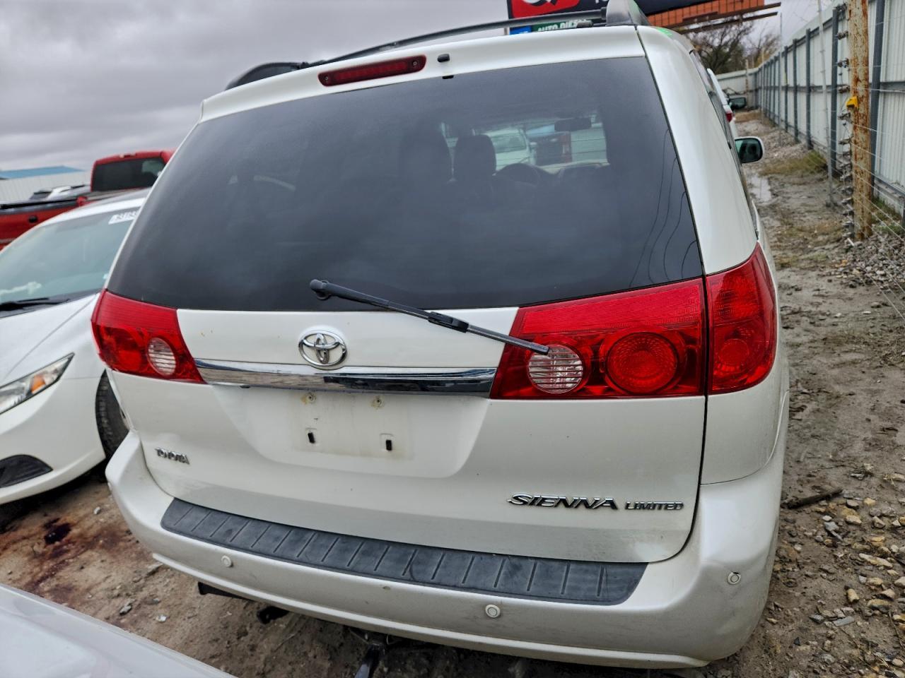 2010 TOYOTA SIENNA