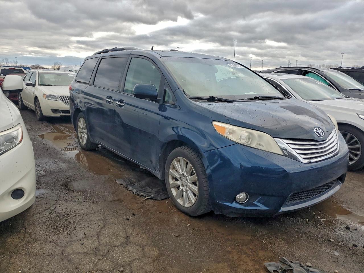 2011 TOYOTA SIENNA
