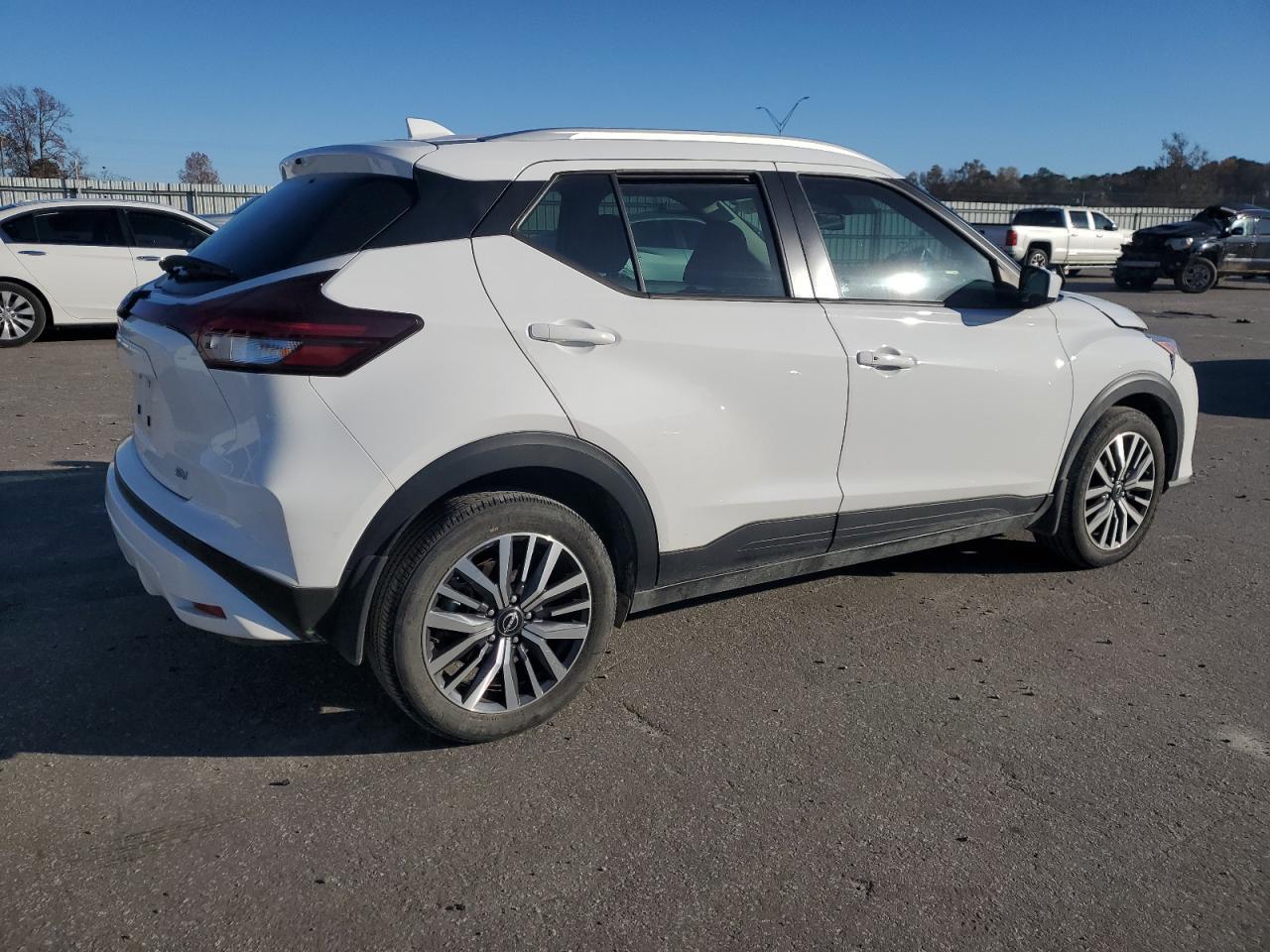 2024 NISSAN KICKS
