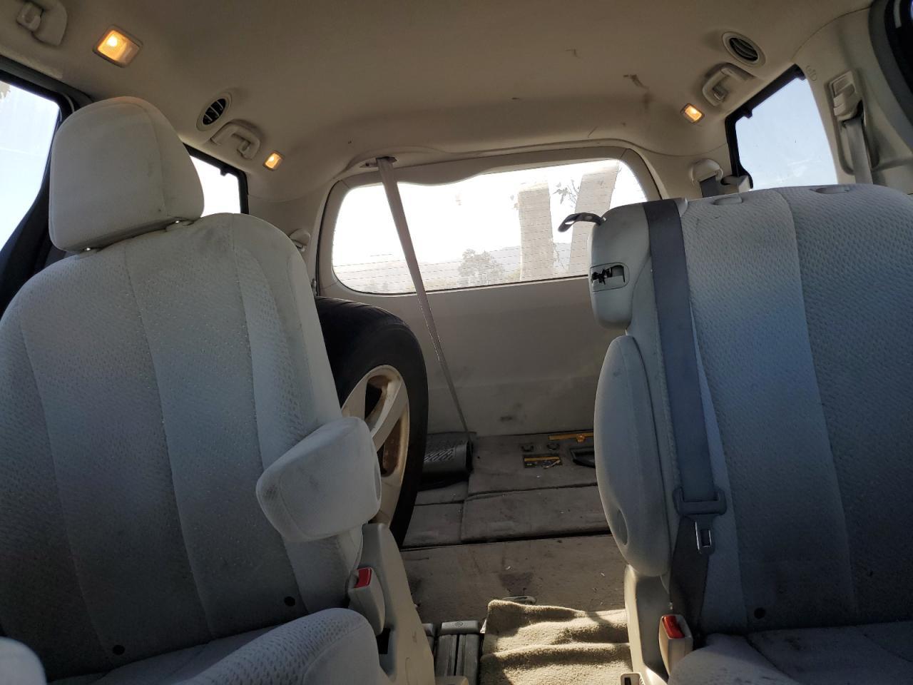 2011 TOYOTA SIENNA