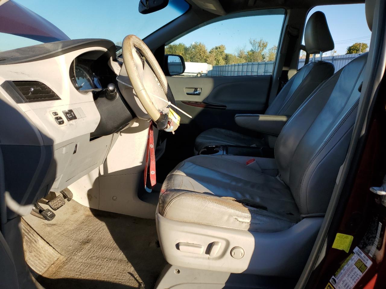 2012 TOYOTA SIENNA