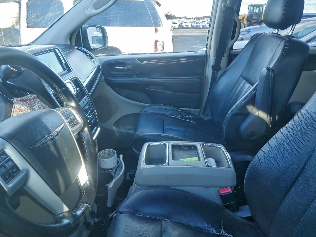 2013 CHRYSLER Town & Country