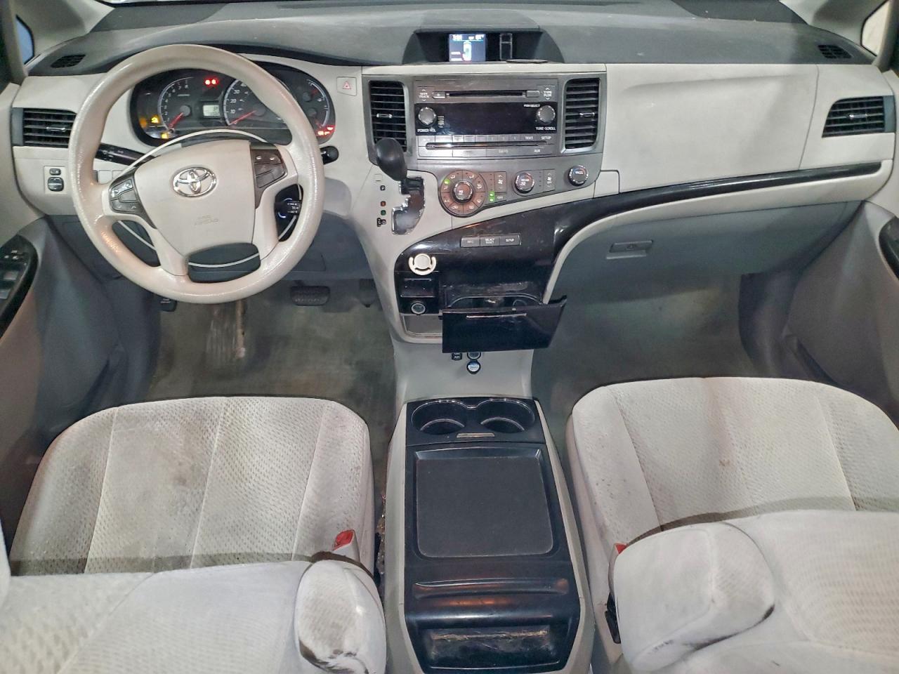 2011 TOYOTA SIENNA