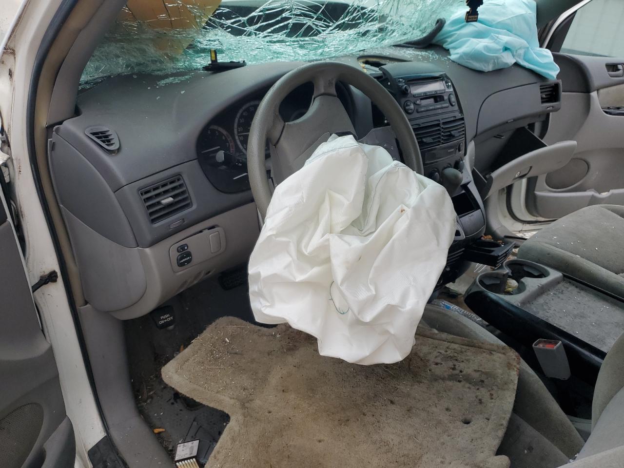 2004 TOYOTA SIENNA