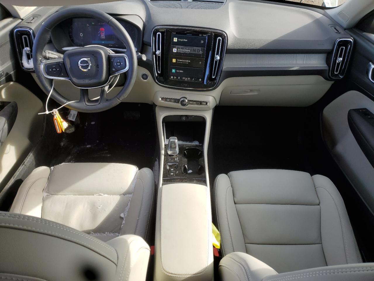 2025 VOLVO XC40