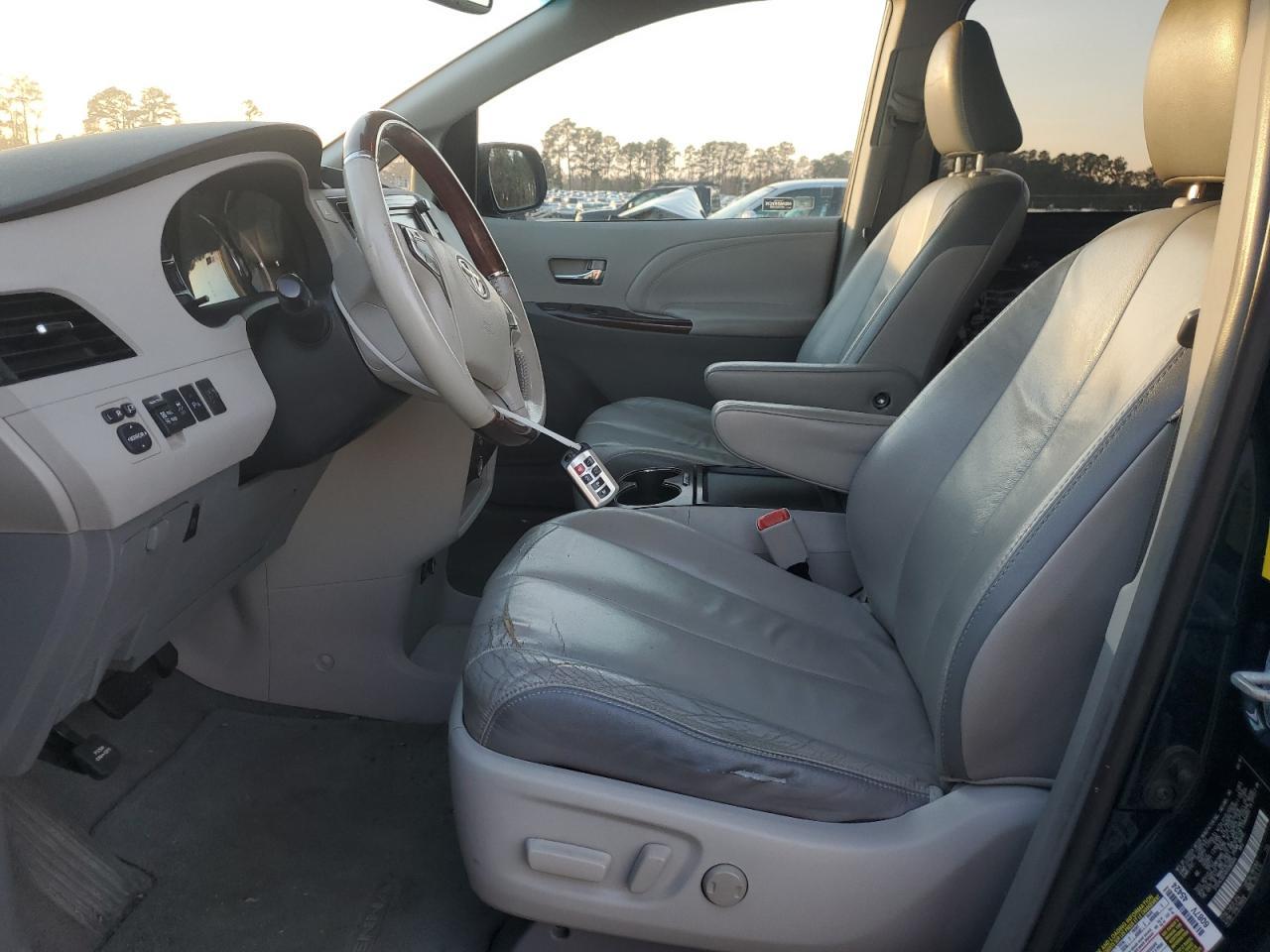 2011 TOYOTA SIENNA