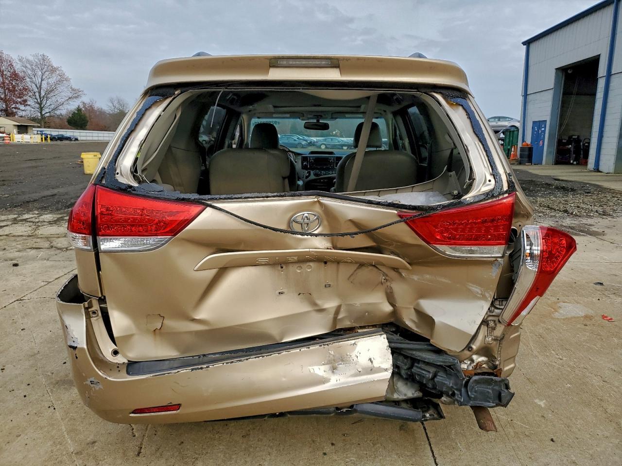 2014 TOYOTA SIENNA