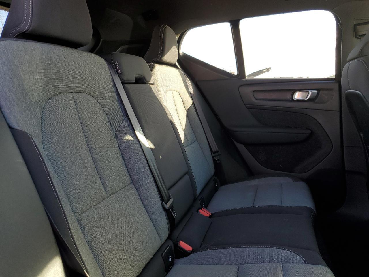 2025 VOLVO XC40