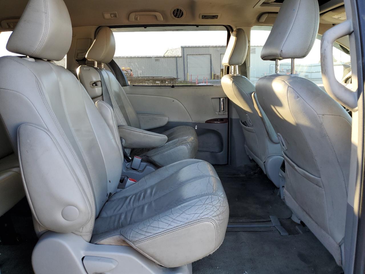 2012 TOYOTA SIENNA