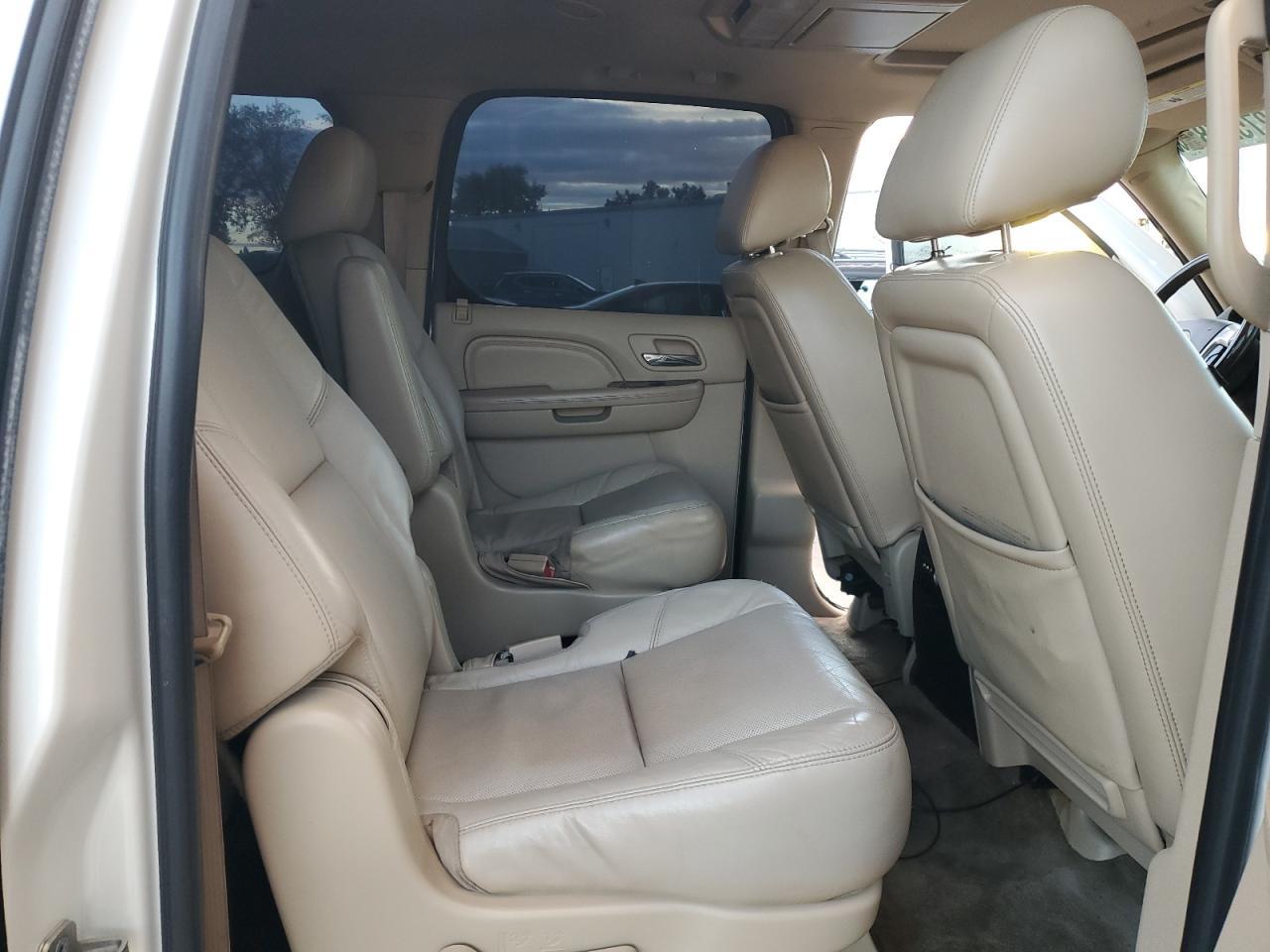 2011 CADILLAC Escalade ESV