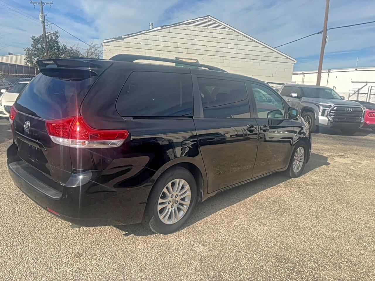 2011 TOYOTA SIENNA