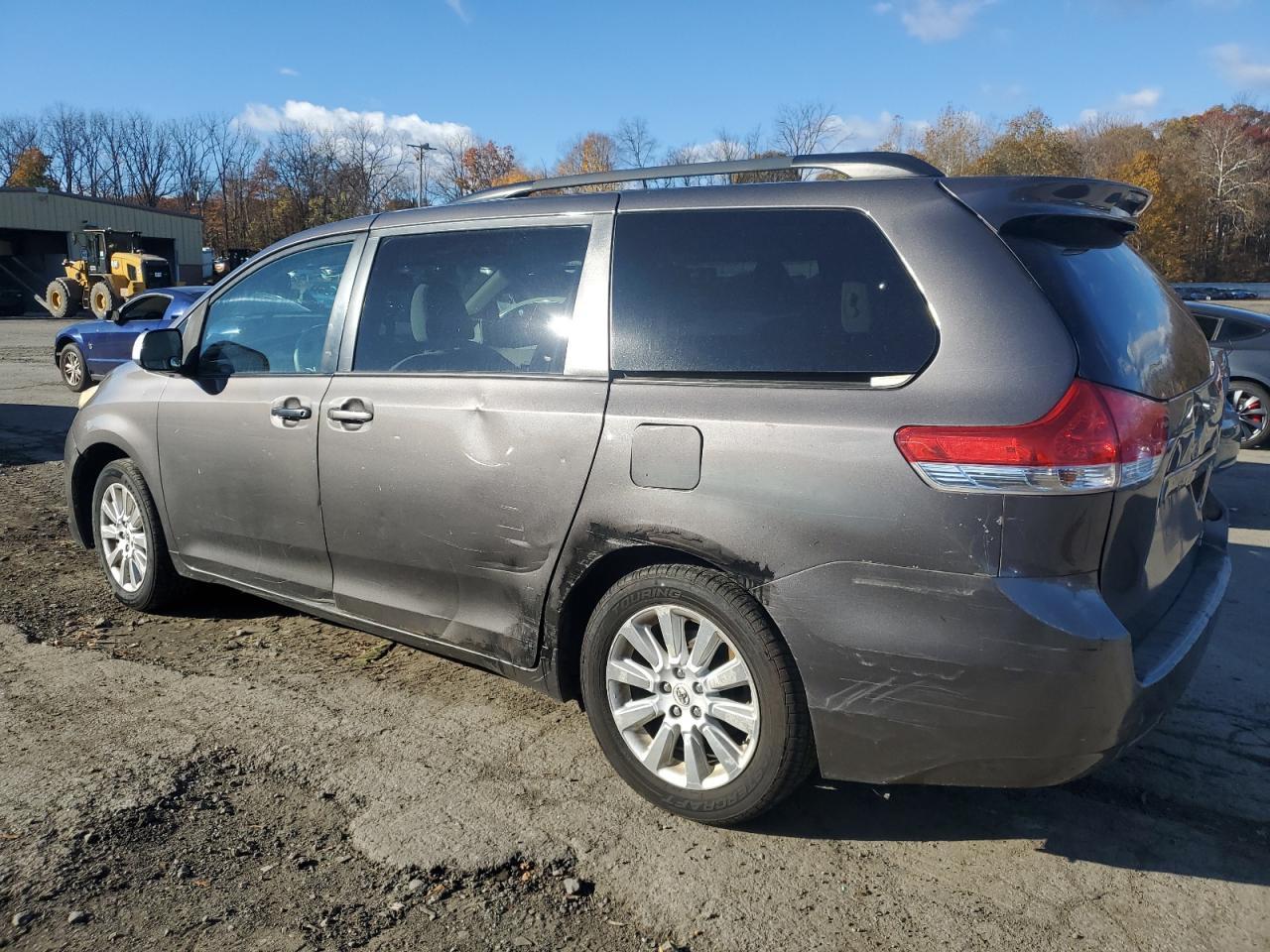 2011 TOYOTA SIENNA