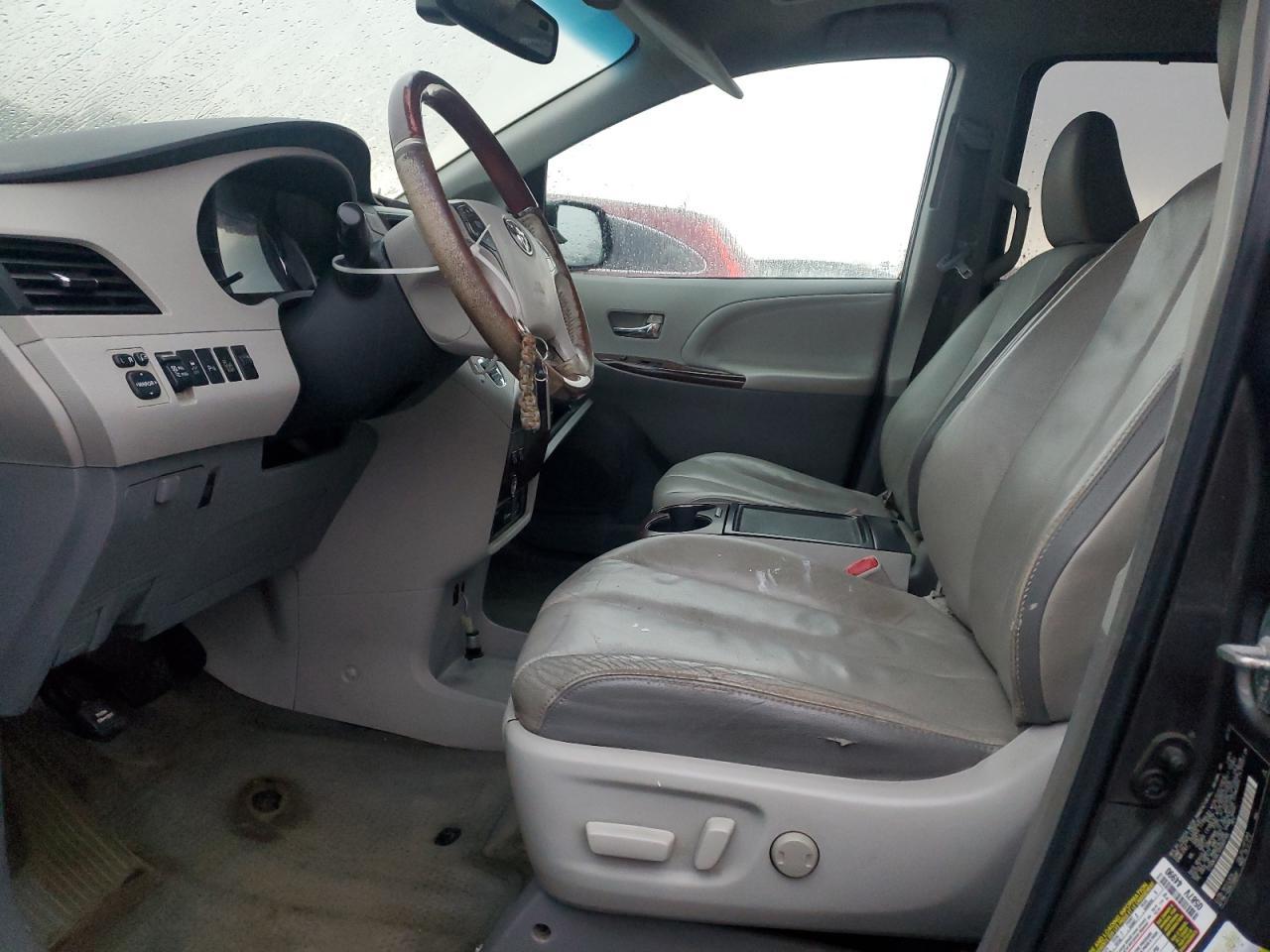 2013 TOYOTA SIENNA