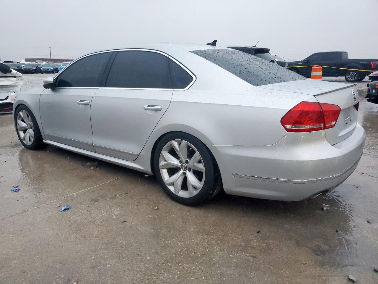 2013 VOLKSWAGEN Passat