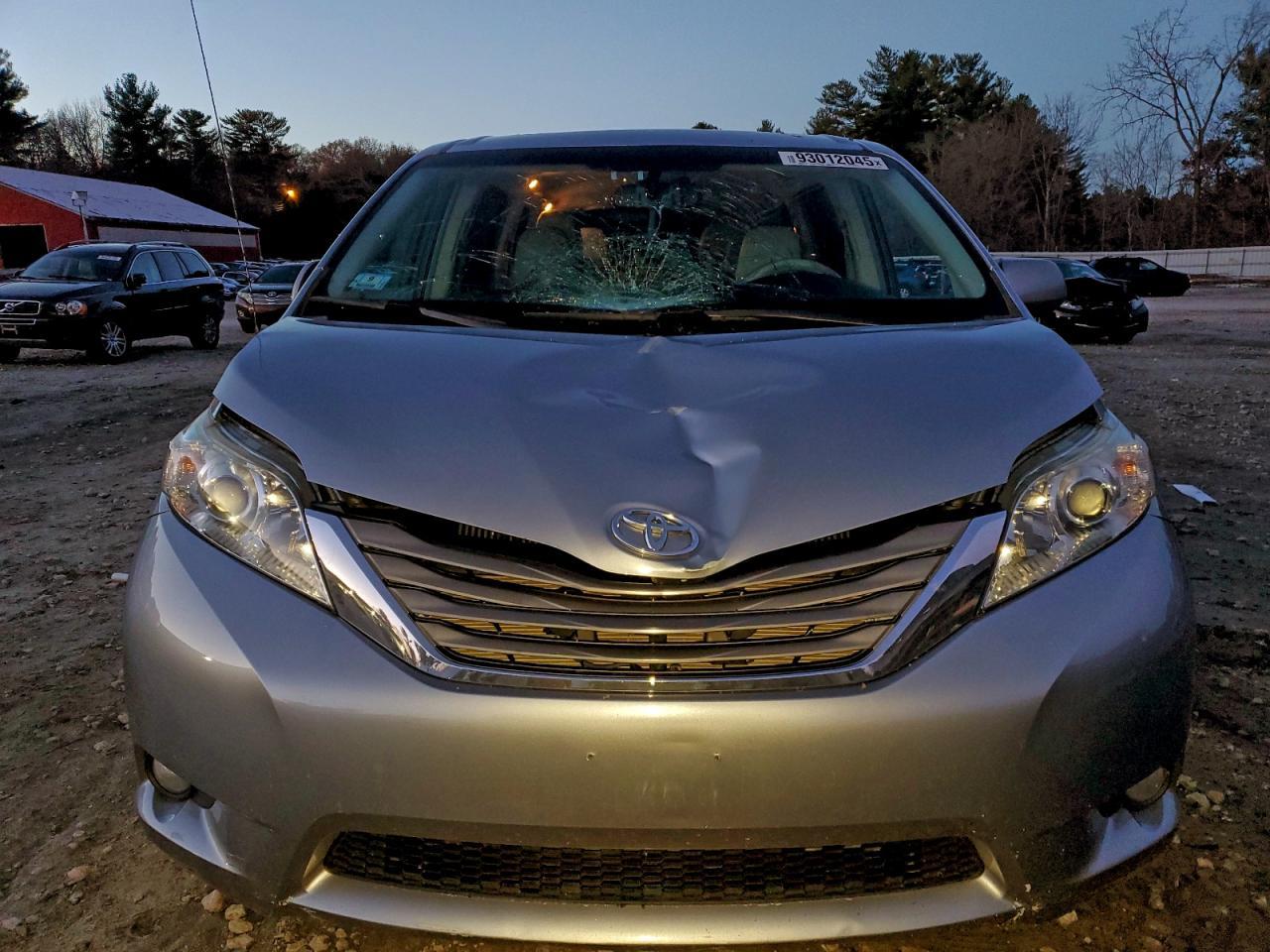 2012 TOYOTA SIENNA