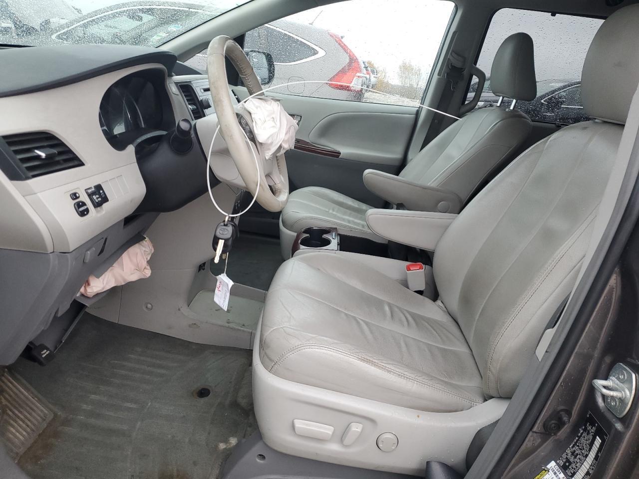 2014 TOYOTA SIENNA