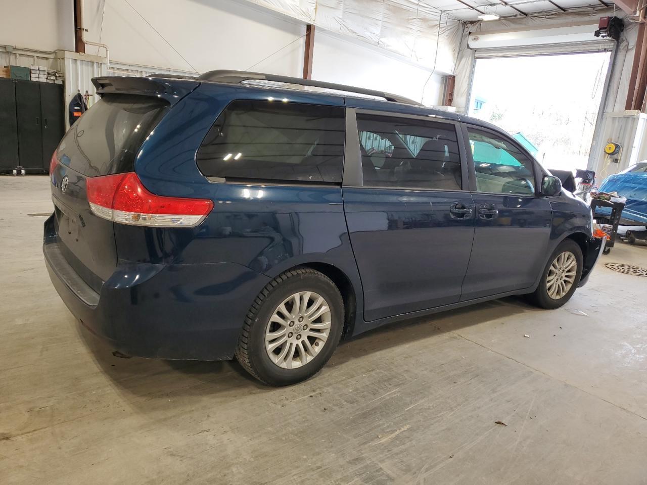 2011 TOYOTA SIENNA