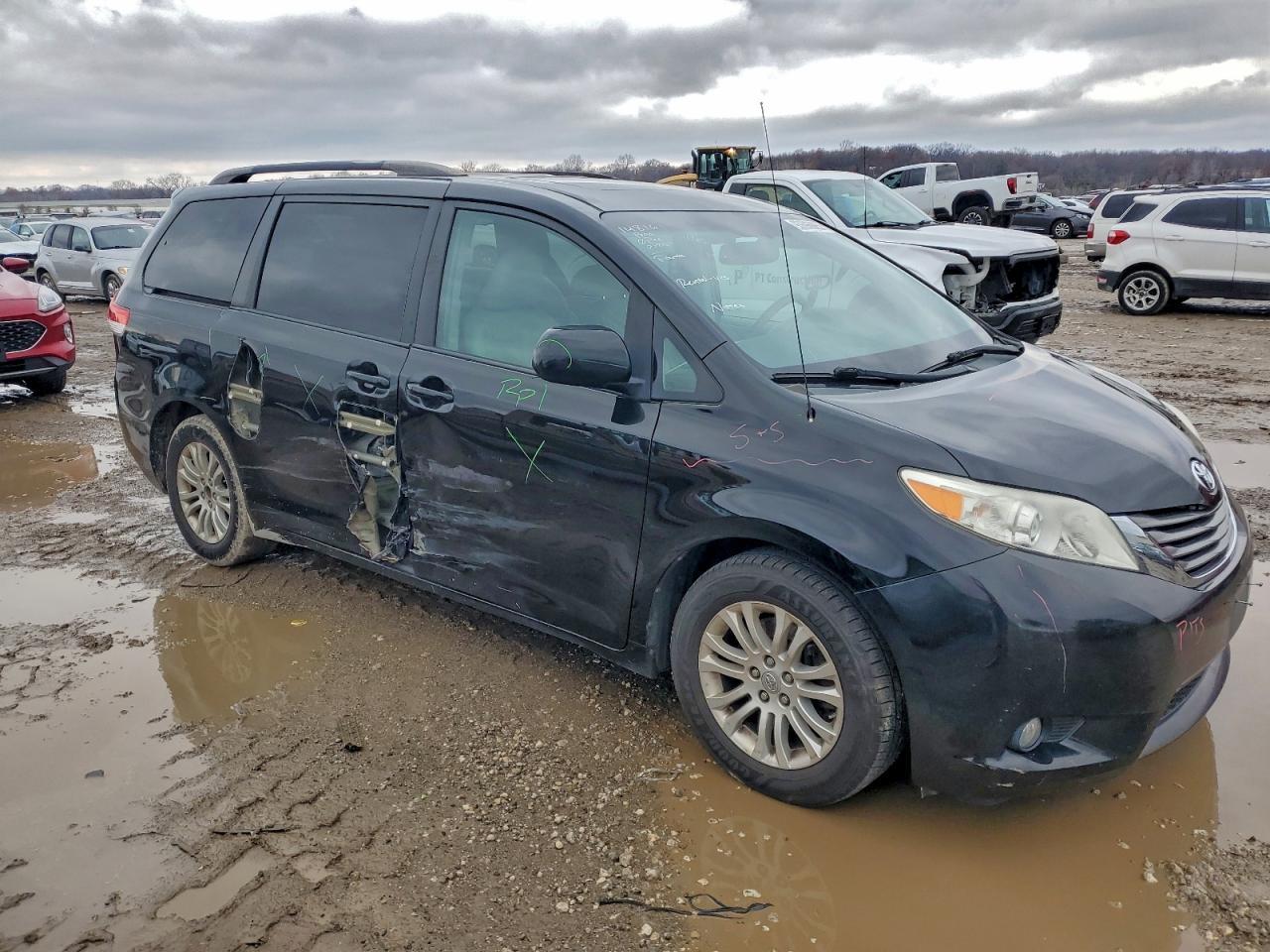 2012 TOYOTA SIENNA