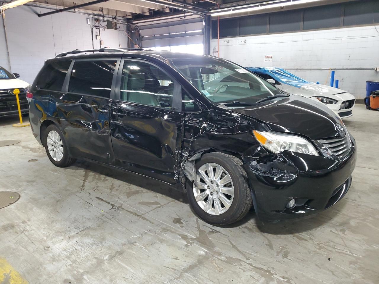 2011 TOYOTA SIENNA