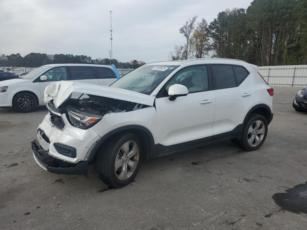 2022 VOLVO XC40