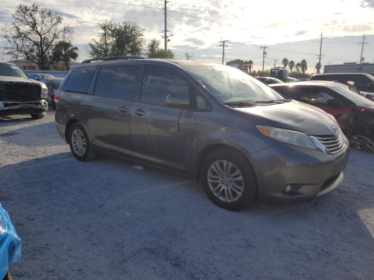 2012 TOYOTA SIENNA