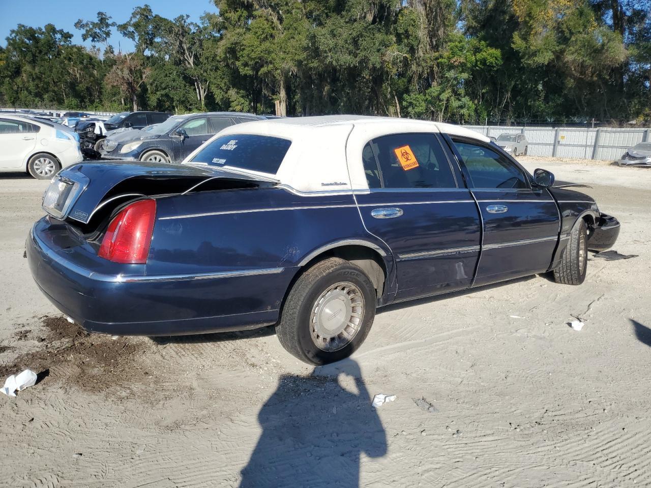 2001 LINCOLN Town Car