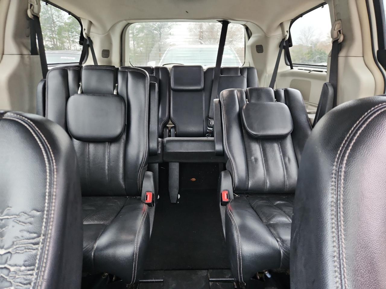 2011 CHRYSLER Town & Country