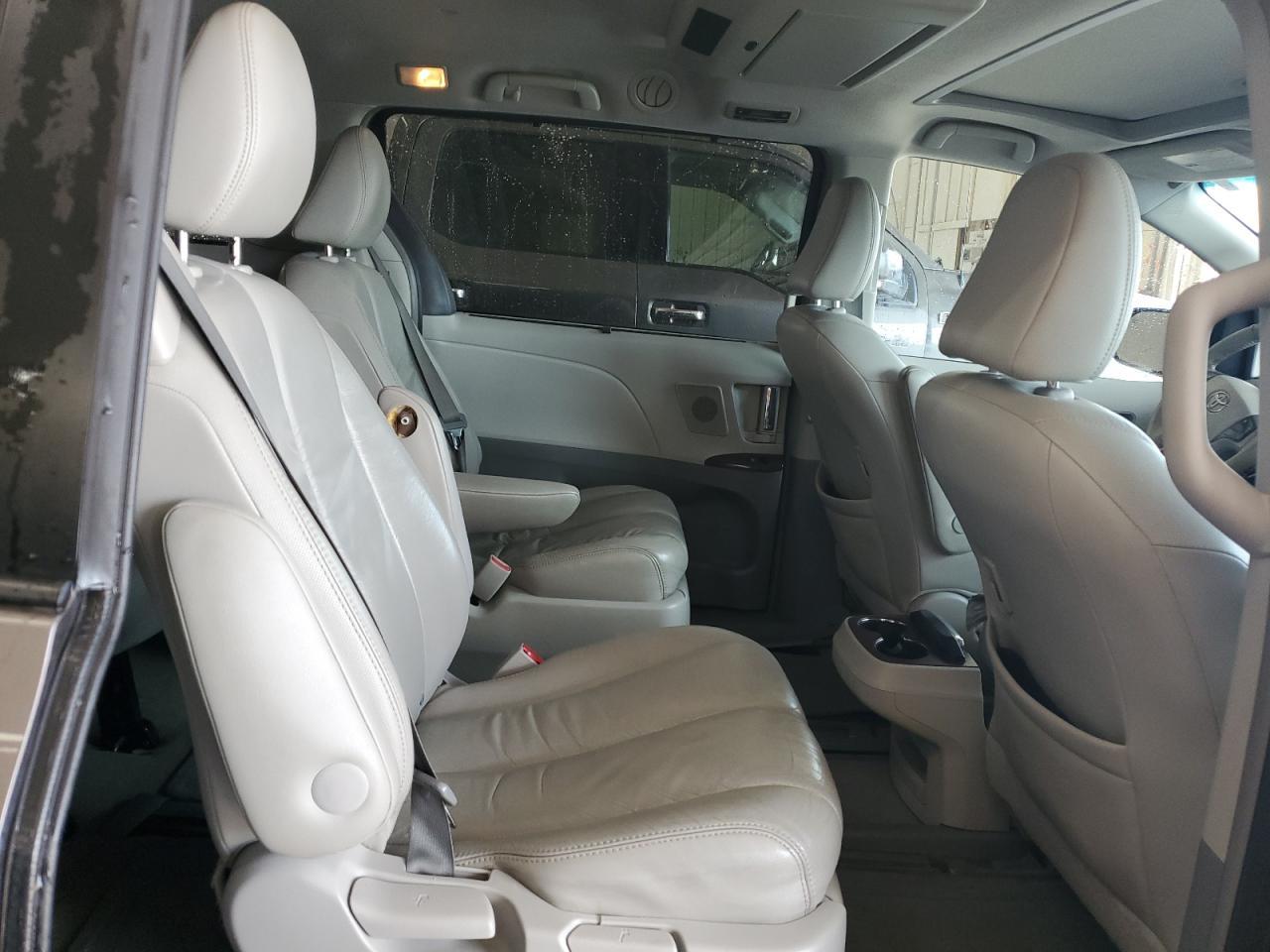 2012 TOYOTA SIENNA