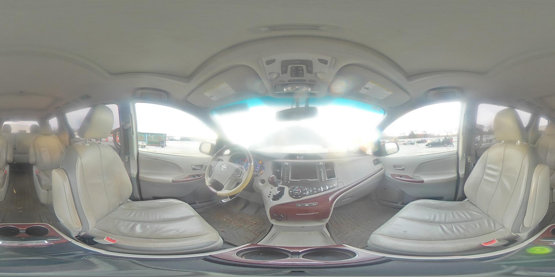 2011 TOYOTA SIENNA