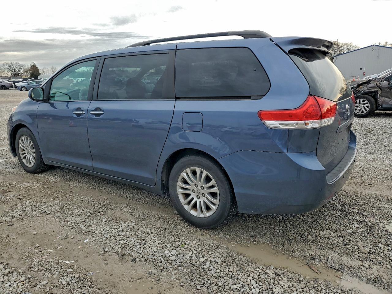 2013 TOYOTA SIENNA