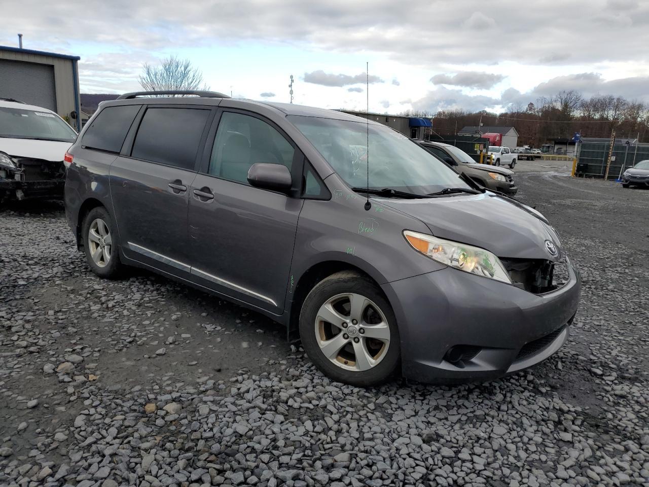2014 TOYOTA SIENNA