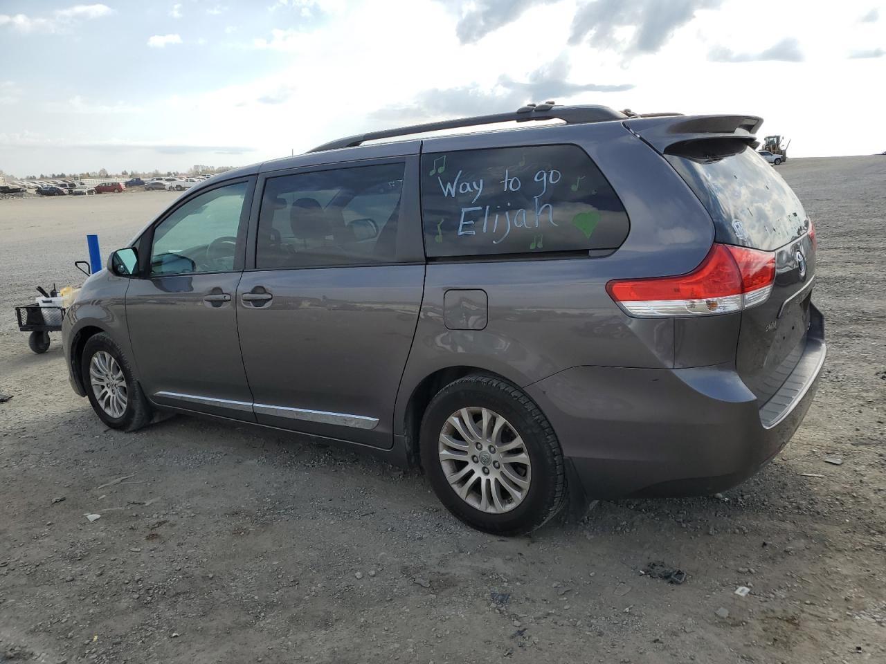 2011 TOYOTA SIENNA