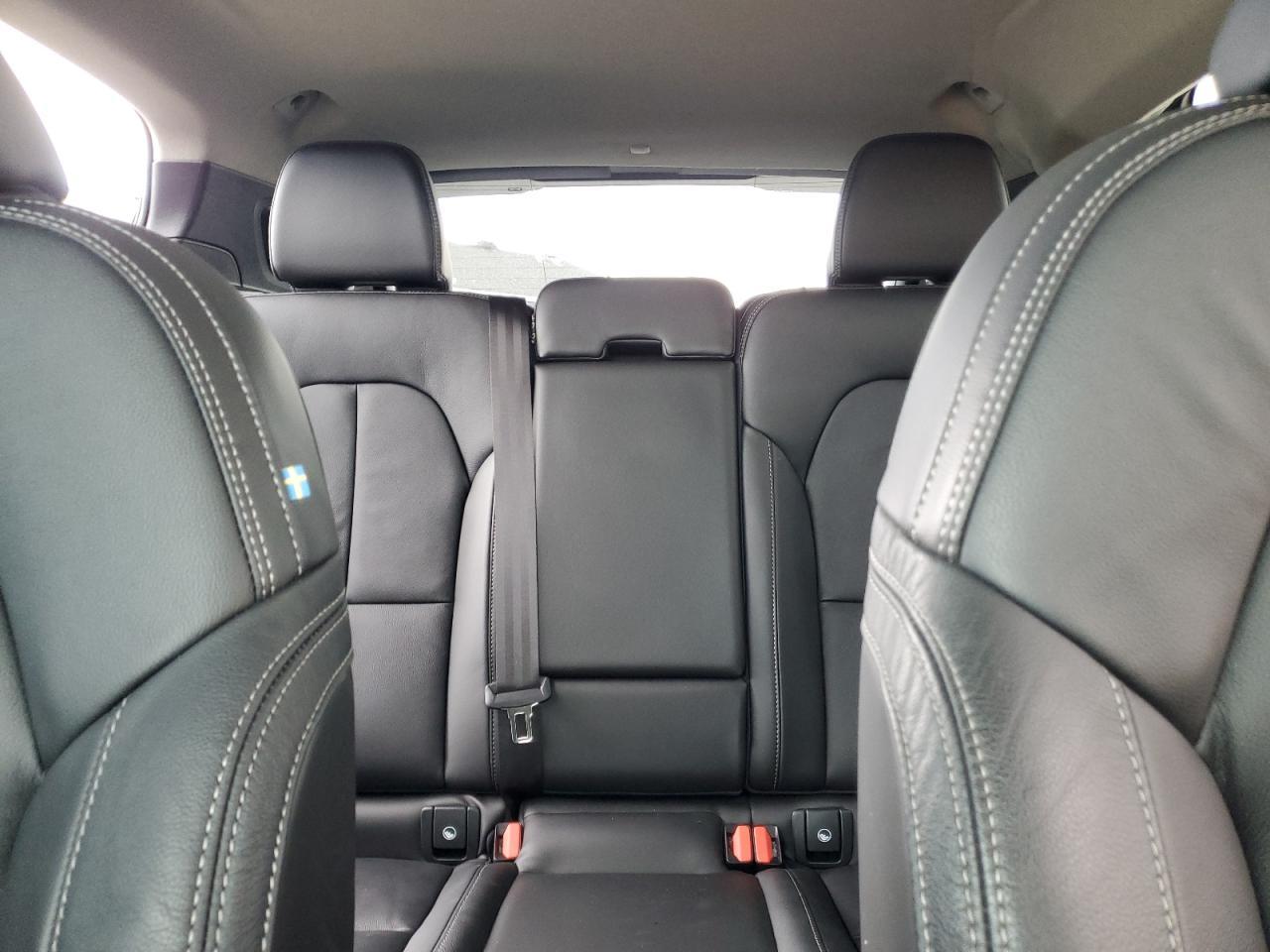 2023 VOLVO XC40