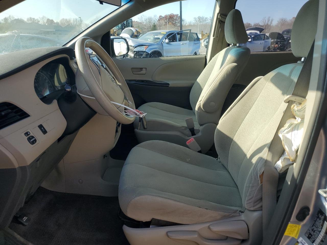 2011 TOYOTA SIENNA
