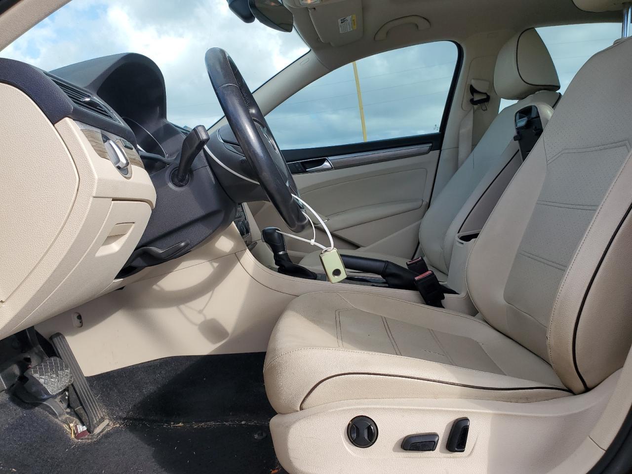 2016 VOLKSWAGEN Passat