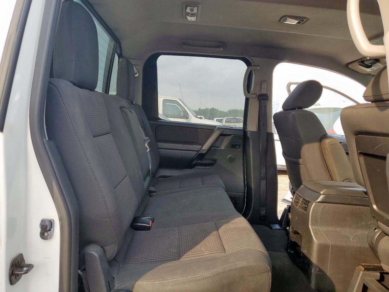 2014 NISSAN Titan