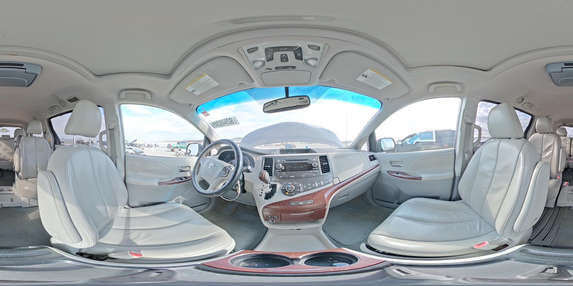 2011 TOYOTA SIENNA
