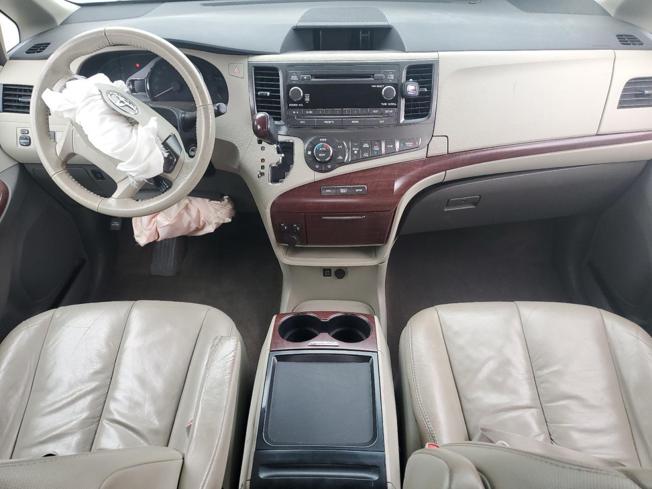 2011 TOYOTA SIENNA