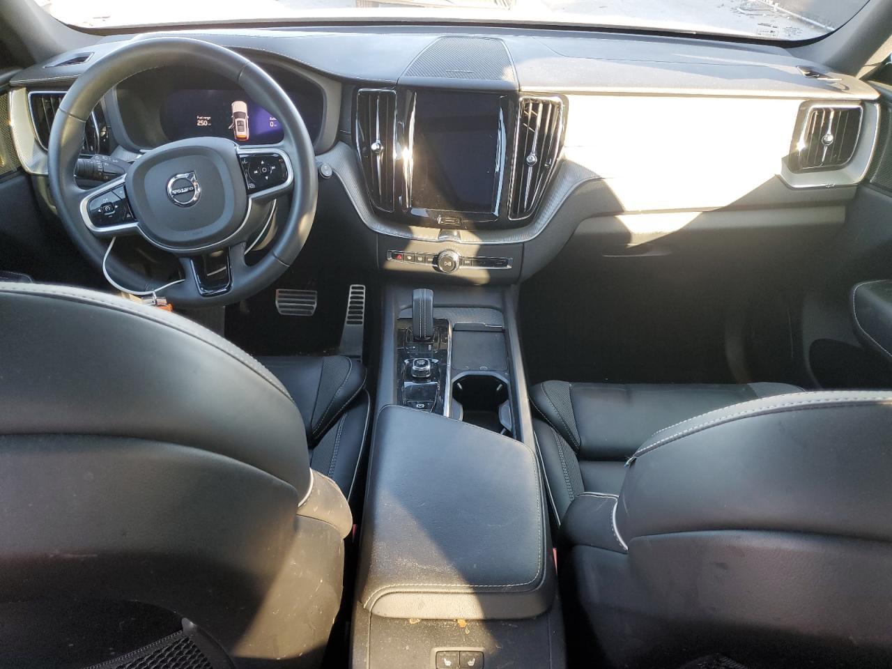 2022 VOLVO XC60